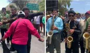 Orquesta arma show en carretera para cruzar vía bloqueada durante paro en Ica