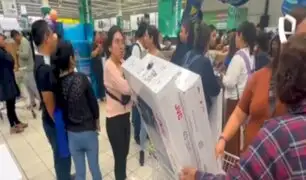 Black Friday desata caos en supermercado: clientes forcejean para conseguir televisores a mitad de precio