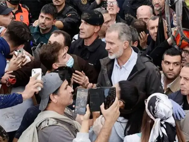 VIDEO: Reyes de España fueron agredidos durante visita a damnificados por inundaciones en Valencia