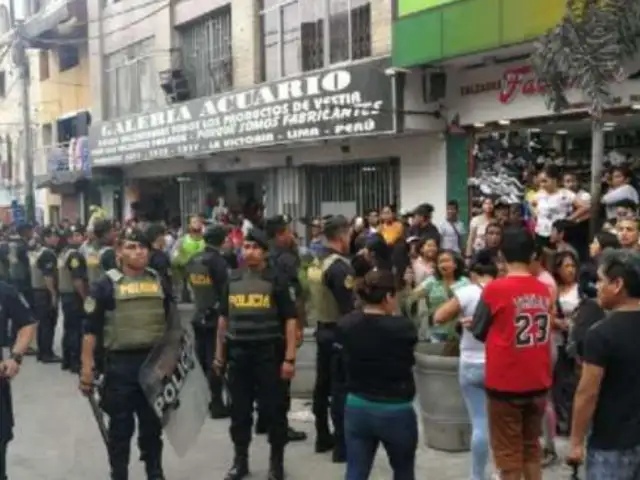 Gamarra: ambulantes se enfrentan a policías para evitar ser desalojados