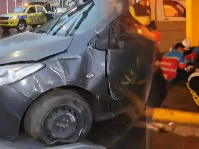 Auto se despista por fuerte llovizna en la Panamericana Sur