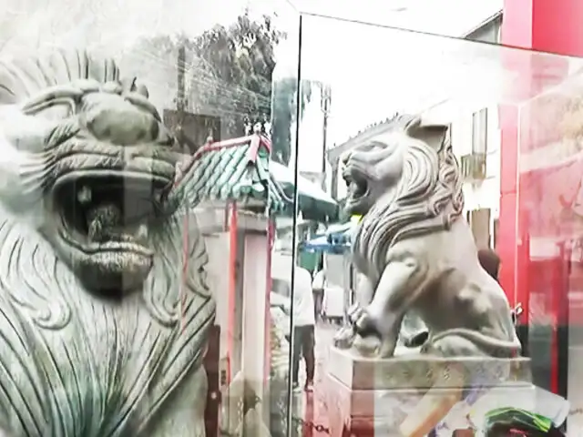 Colocan urnas en Leones Fu de la calle Capón por constantes robos de esferas de las estatuas