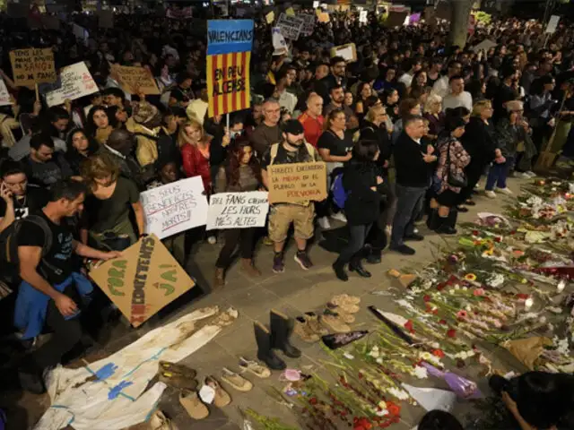 España: miles protestan contra gestión de autoridades tras las inundaciones en Valencia