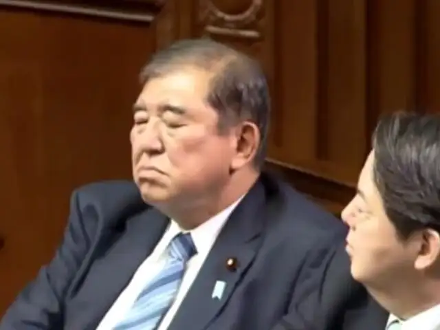 Primer ministro de Japón causa controversia tras ser captado durmiendo durante su reelección