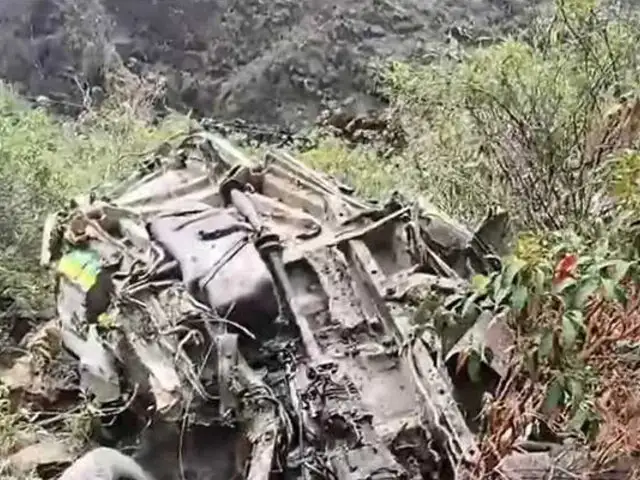 Al menos 10 muertos deja despiste y caída de minivan a un abismo en Puno