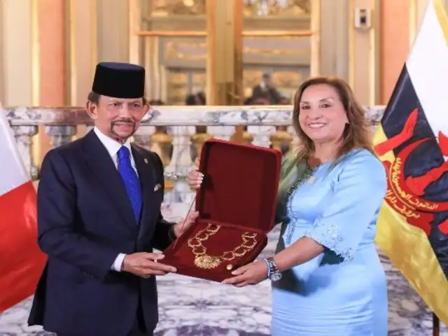 Dina Boluarte condecora al sultán de Brunéi con el Gran Collar de la Orden El Sol del Perú