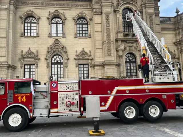 Bomberos limpian ventanas de Palacio de Gobierno y dejan en evidencia precariedad de sus recursos