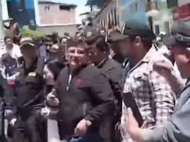 Ronderos de Cajamarca obligan a congresista Echevarría a caminar por la Plaza de Armas