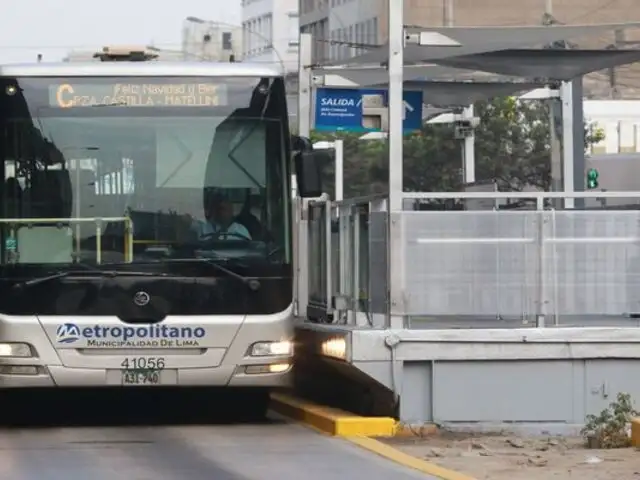 Protestas en Lima obligan al cierre de estaciones del Metropolitano en el centro de la capital