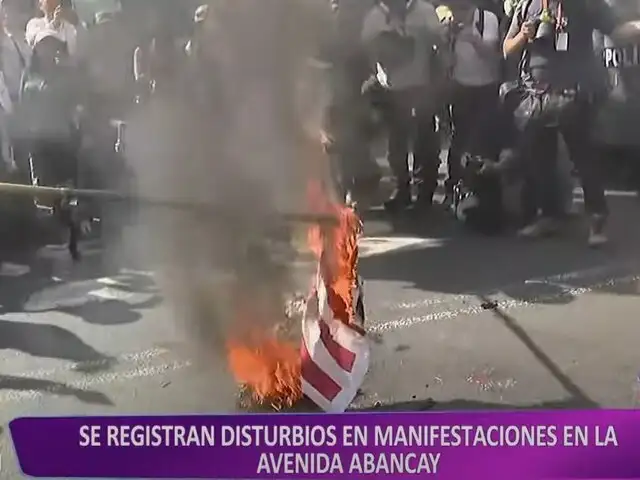 Manifestantes queman banderas de EE. UU. y China en protesta contra la cumbre APEC