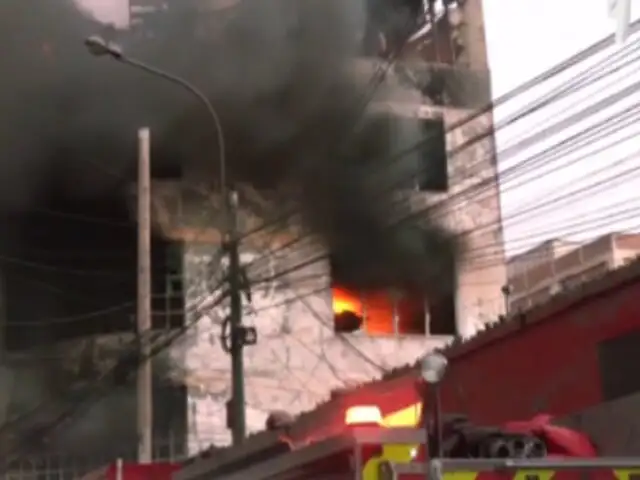 Centro de Lima: controlan incendio después de cuatro horas de arduo trabajo