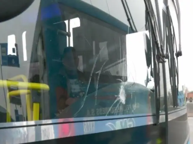 Paro de transportistas: bus de transporte público es apedreado por vándalos en El Agustino