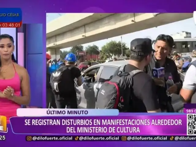 ¡El colmo!: Manifestante amedrenta y arroja agua a equipo periodístico durante enlace en vivo