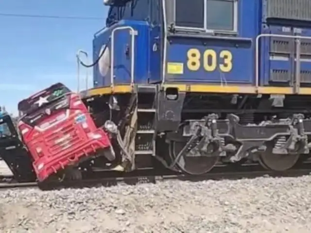 ¡Sobreviven de milagro! tren embiste mototaxi que llevaba a una madre y su hija a bordo