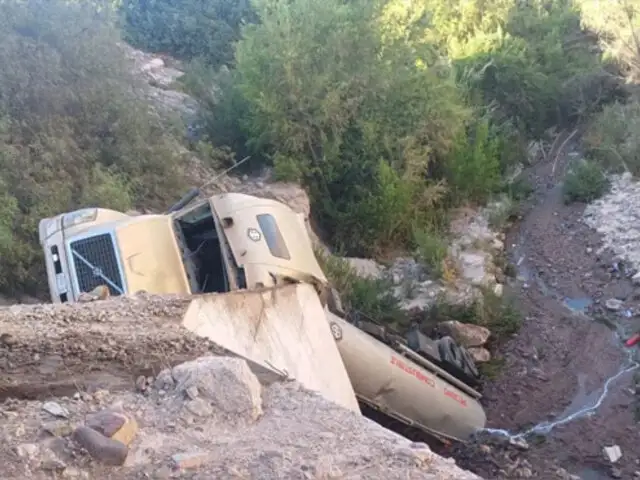 Moquegua: camión cisterna se vuelca y derrama miles de galones de petróleo al río Tumilaca