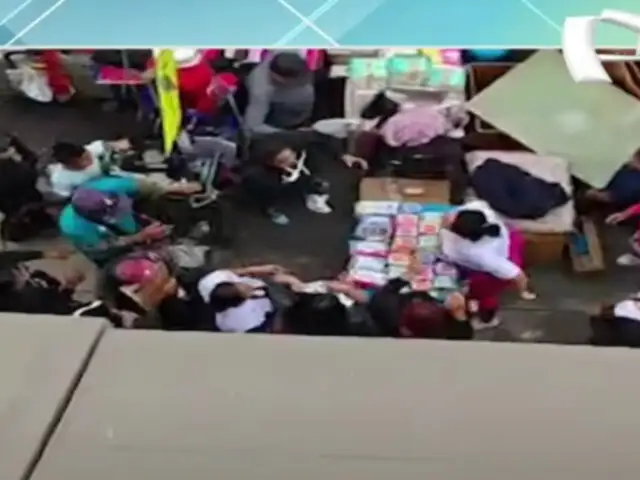 Con jalones de pelos: mujeres ambulantes se enfrentan por un espacio público en el Cercado de Lima