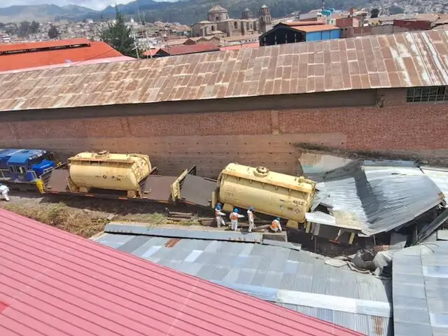 Tren de carga se descarrila en el centro de Cusco