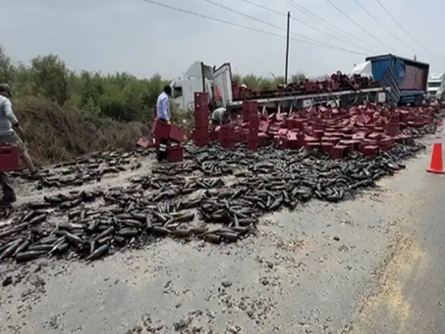 Barranca: botellas de cerveza quedaron regadas en la Panamericana Norte tras choque de camiones