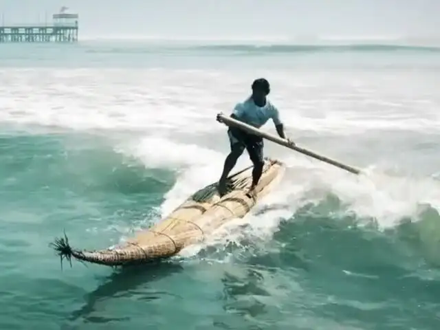 La historia del joven peruano que surfea en un caballito de totora