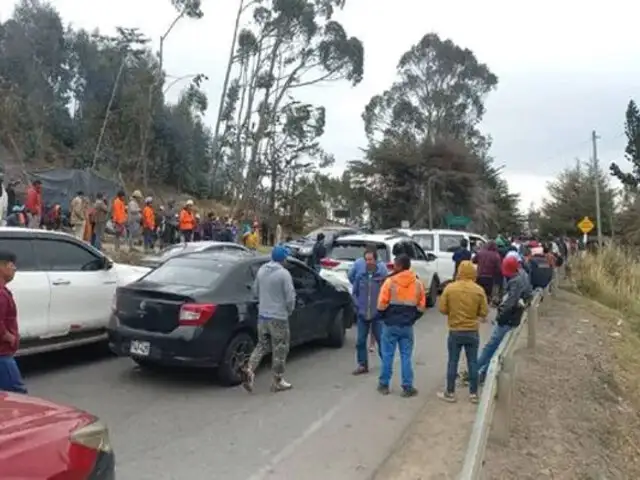 Mineros artesanales bloquean carretera en La Libertad: decenas de autos, buses y camiones están varados