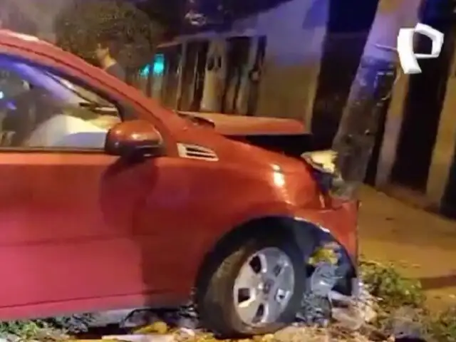 Dos accidentes esta madrugada: choques en Molina y San Isidro dejan postes y árboles dañados