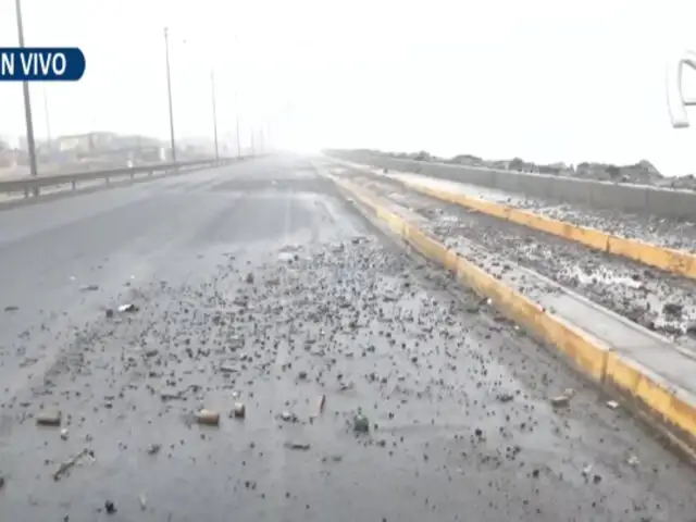 ¡Tomen sus precauciones! Callao: fuerte oleaje arroja piedras en vía de la Costa Verde