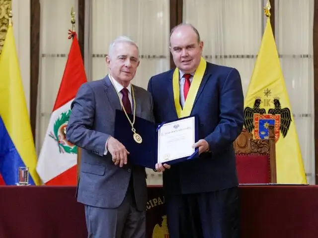 Rafael López Aliaga condecora a Álvaro Uribe con medalla de la ciudad de Lima