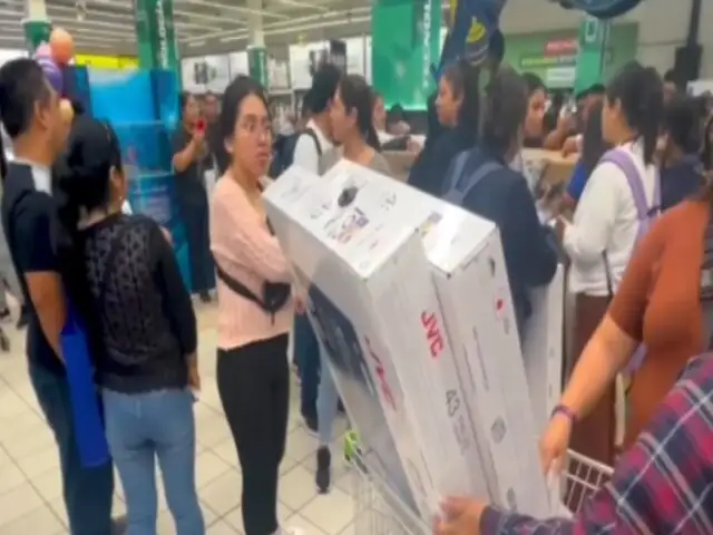 Black Friday desata caos en supermercado: clientes forcejean para conseguir televisores a mitad de precio