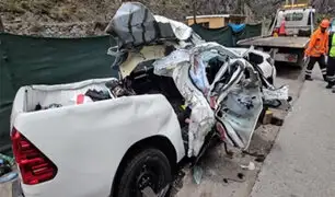 Huarochirí: al menos dos muertos y un herido grave al caer enorme roca sobre una camioneta