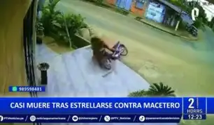 Mujer motociclista se despista y estrella contra macetero