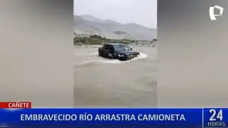 Ocupantes se salvaron de milagro: camioneta es arrastrada por el río Cañete