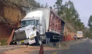 Huancayo: tráiler se despista y decenas de botellas de cerveza terminaron regadas en la carretera