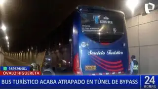 Bus turístico queda atascado en el túnel del óvalo Higuereta en Surco