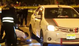 Atacan a balazos un taxi y asesinan al conductor: Una pasajera quejó herida