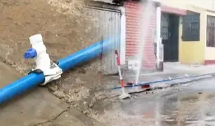 No tienen agua hace dos días: Inundan una calle por poner tuberías provisionales en SJM