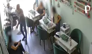 ¡En segundos! Ladrones en moto asaltan a clientas y trabajadoras de salón de uñas en el Callao