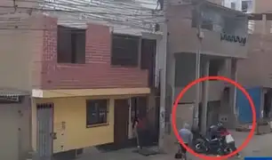 Dispararon al aire para asaltarlo: así le robaron la moto a un hombre en SJM