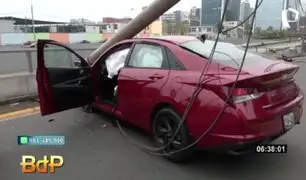 Choque en San Isidro: auto se despista, derriba poste y bloquea acceso a la Vía Expresa