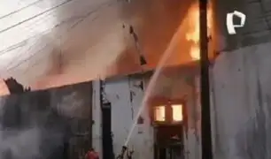 Incendio arrasa almacenes de agencia de transporte interprovincial en La Victoria