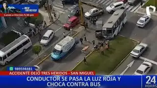 Conductor de combi se pasa la luz roja y ocasiona violento choque en San Miguel