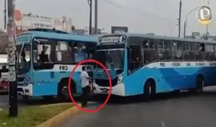 Guerra de "Los Chinos": choferes se insultan y rompen lunas de buses por ganar pasajeros