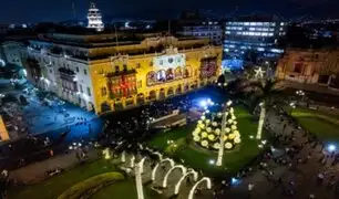 Cercado de Lima: Familias disfrutan del espectáculo de luces navideñas en la Plaza de Armas