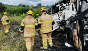 Mas de 30 muertos deja accidente de tránsito en Brasil: bus se incendió tras chocar contra un camión