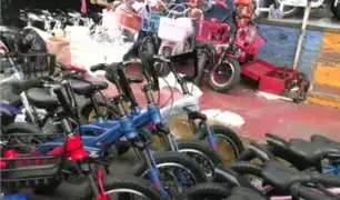 Caos en Av. Grau: padres buscan sorprender en Navidad a sus hijos con bicicletas y scotters