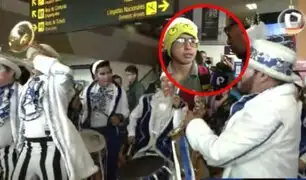 Peruanos son recibidos con villancicos en el antiguo terminal del Jorge Chávez por última vez