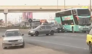 Caos vehicular en la Panamericana Norte a vísperas de Navidad: Conductores y transeúntes en riesgo por maniobras imprudentes