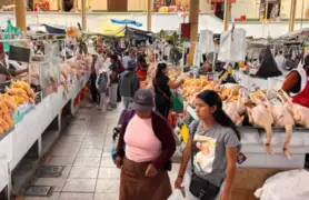 Decenas de personas realizan compras de última hora en mercados para cena navideña