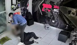 Con armas de fuego en mano: delincuentes ingresan a tienda en VMT y roban moto