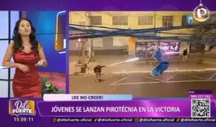 La Victoria: Jóvenes se lanzan pirotecnia en plena calle