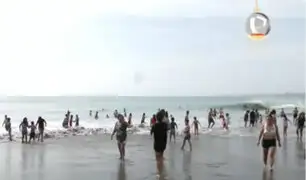 Aprovechan los últimos días del 2024: familias visitan playa Agua Dulce de Chorrillos